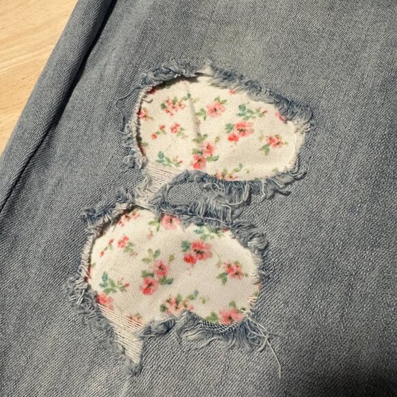 Judy Blue Floral Patch Jeans Distressed Lightwash Roll Hem Skinny Fit Women 28 - Picture 7 of 12